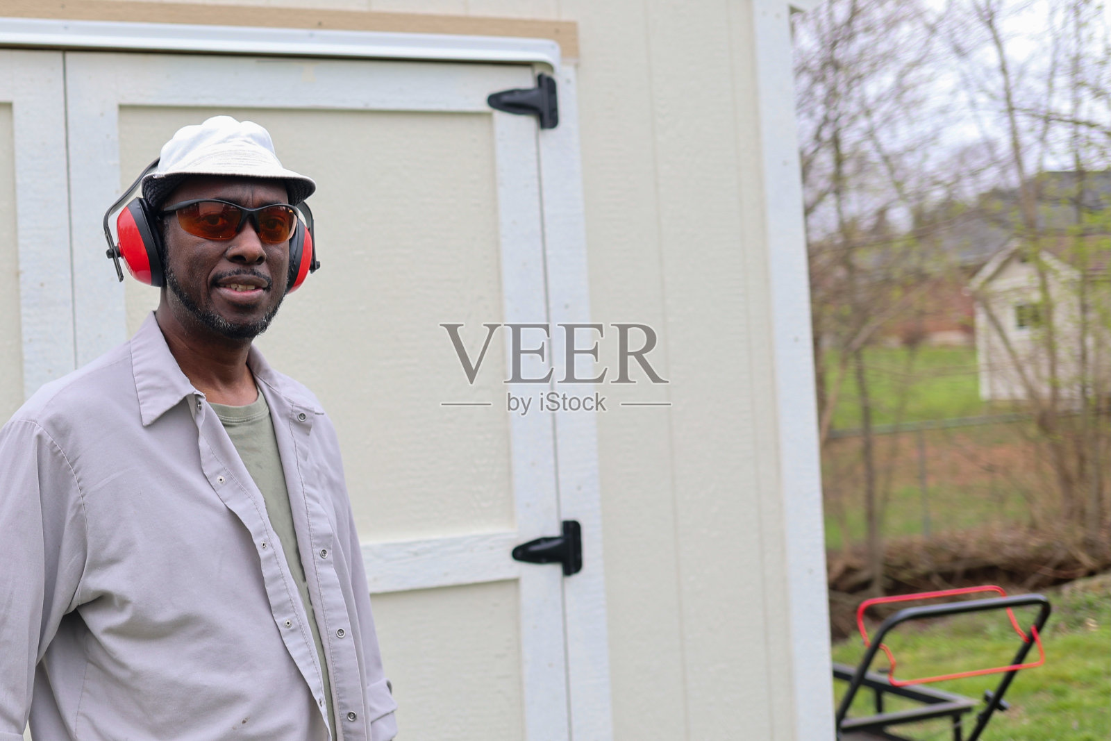 一幅拿着割草机的黑人肖像照片摄影图片