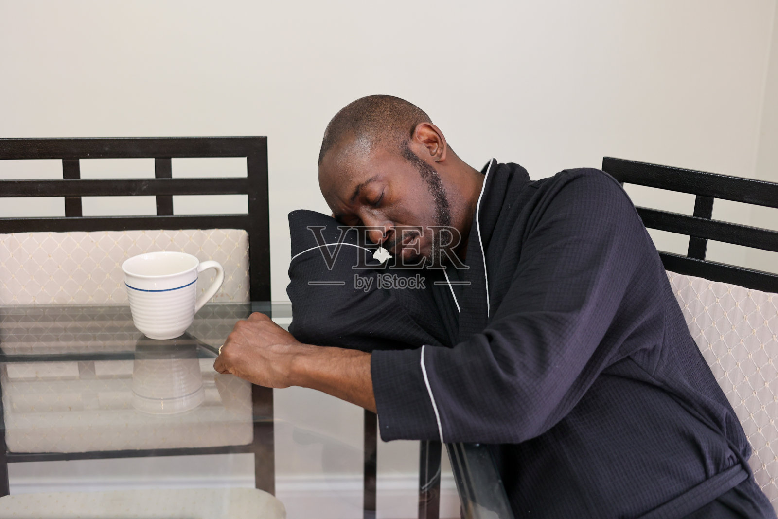 一幅筋疲力尽的黑人肖像照片摄影图片