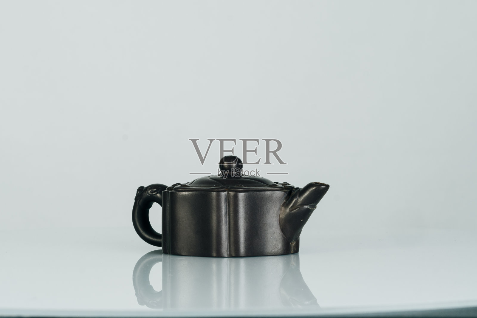茶道用的手工陶瓷茶壶，白色背景照片摄影图片