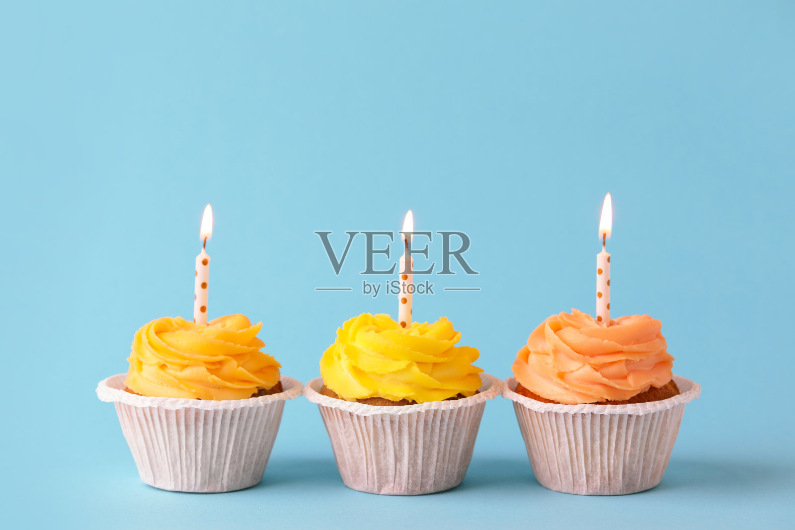 美味的生日蛋糕，浅蓝色背景上有蜡烛。文本空间照片摄影图片