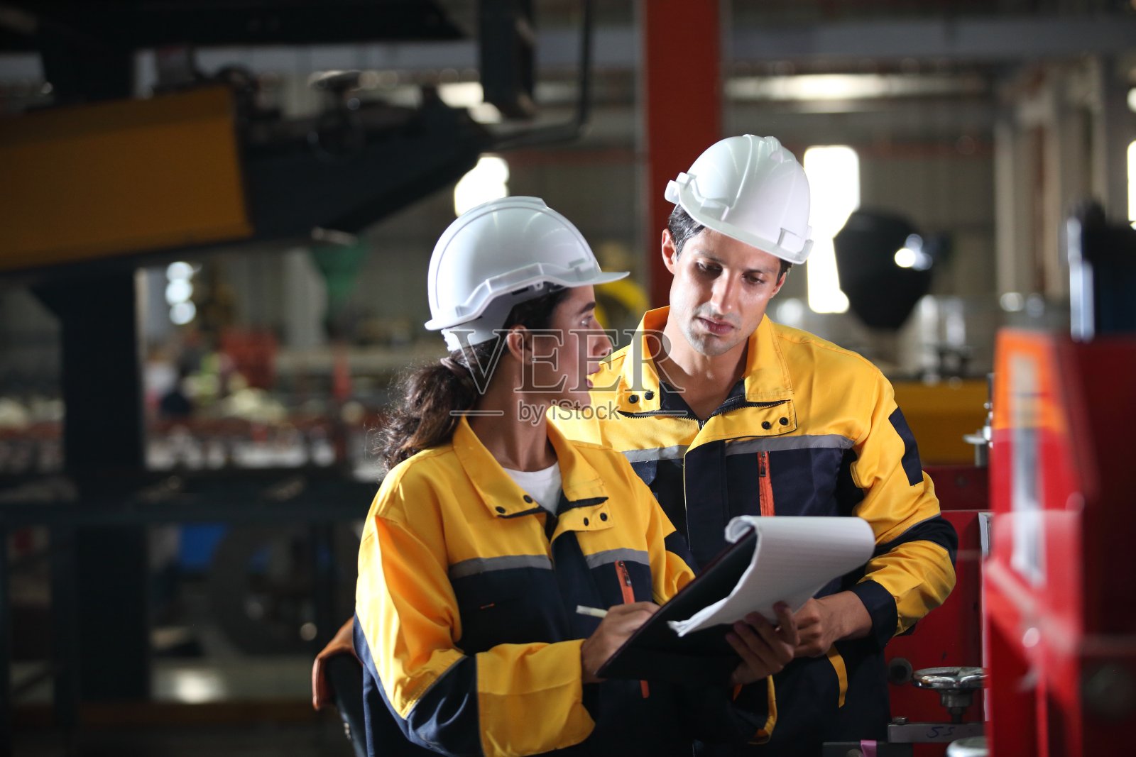 工程团队在现场工作照片摄影图片