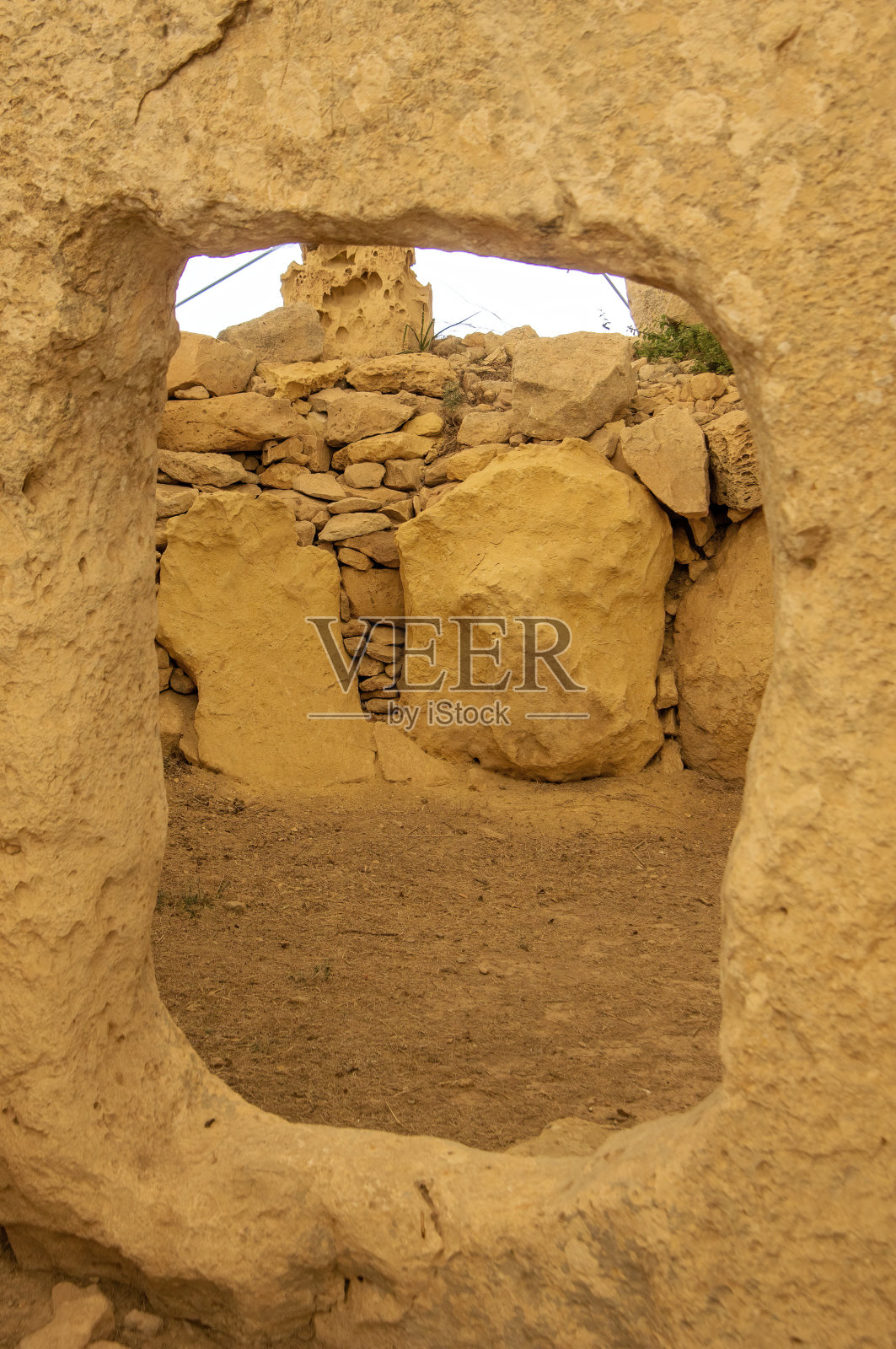 在马耳他Qrendi附近的巨石庙宇建筑群中，用岩石雕刻的门口或窗户照片摄影图片