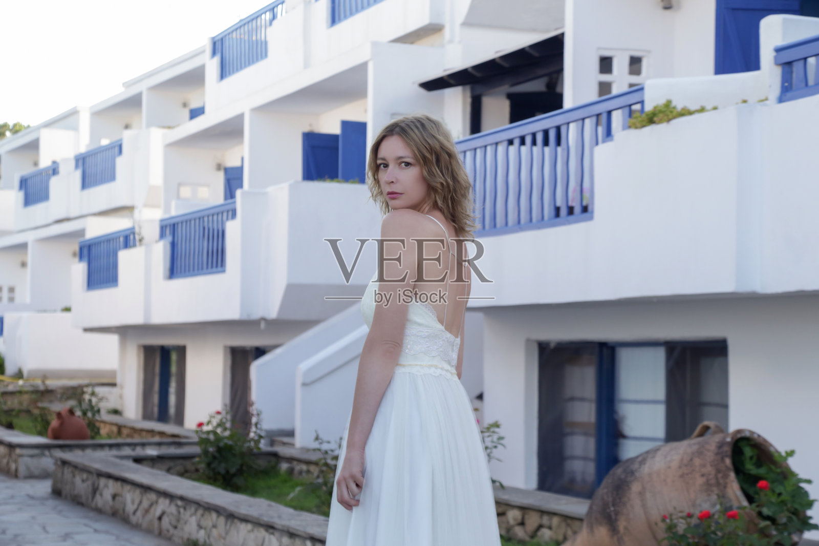 在旅游度假区，新娘身着长款白色婚纱的肖像，目的地婚礼概念。岛轻松波西米亚风格的新娘时装。照片摄影图片