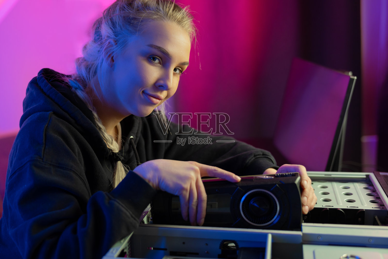 游戏女孩在她的游戏PC中安装新的GPU视频卡的特写照片摄影图片