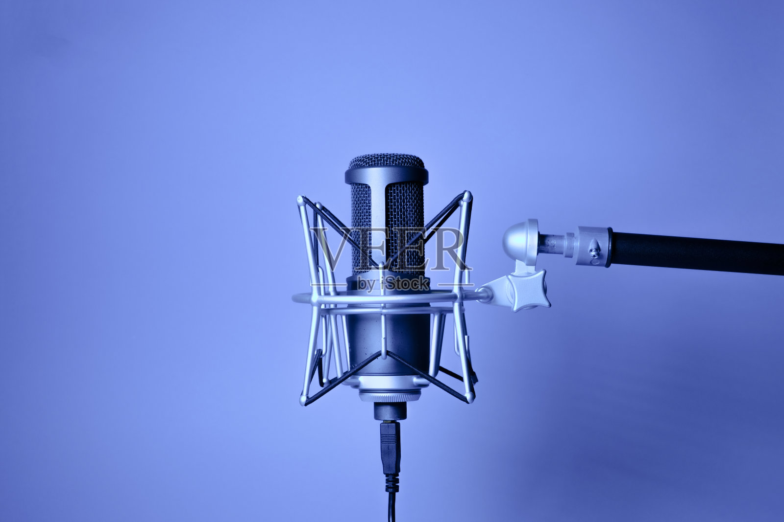 霓虹灯下黑色背景的黑色麦克风。播客，唱歌，录音背景。照片摄影图片