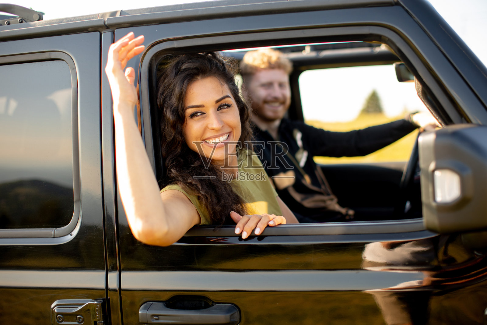 情侣在公路旅行中玩得很开心照片摄影图片