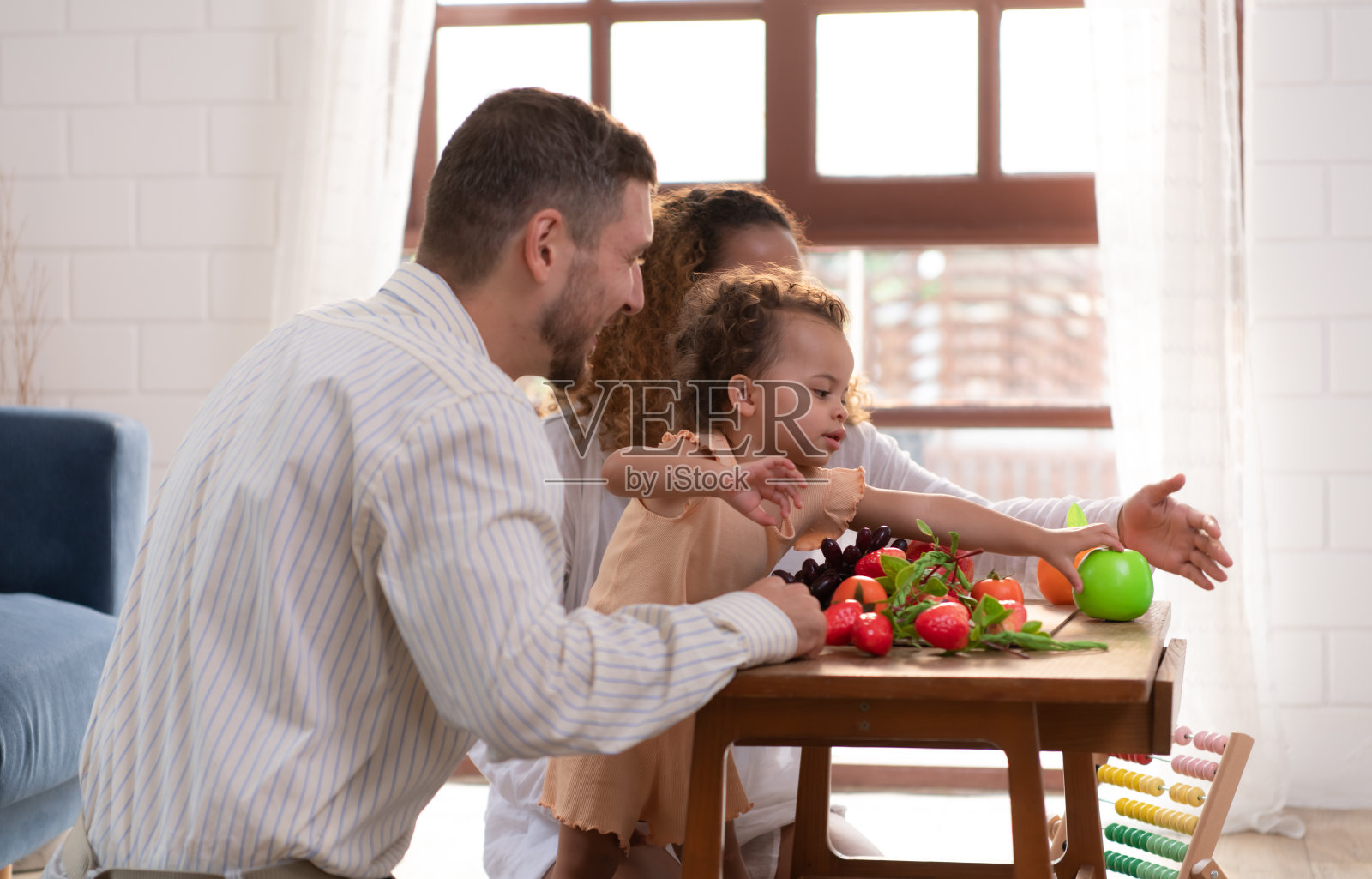 父母和孩子们在房子的客厅里放松照片摄影图片