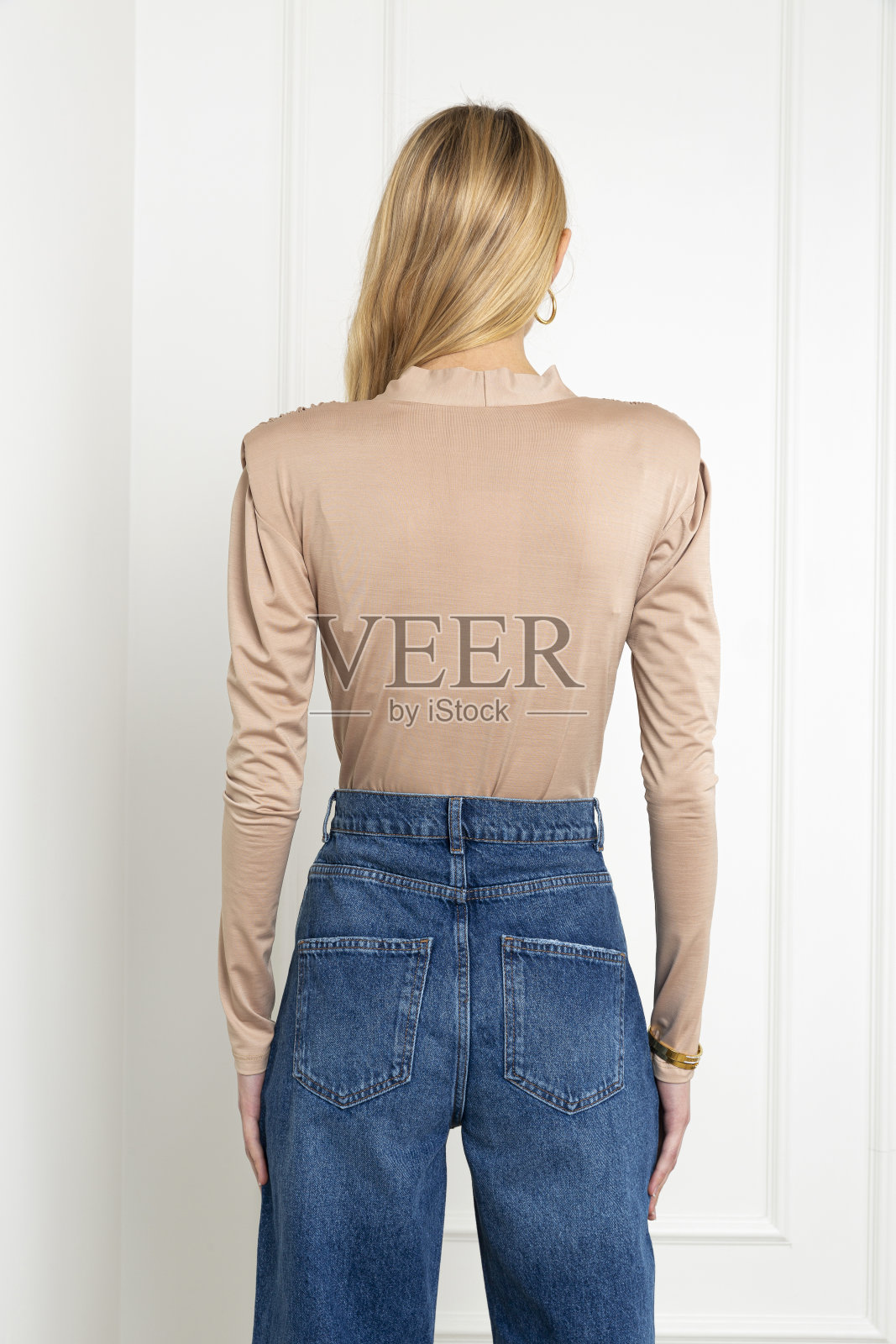 金色的年轻模特穿着秋天的概念衣服。照片摄影图片