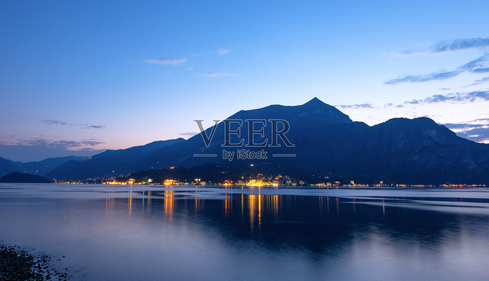 日落时分的科莫湖和群山照片摄影图片