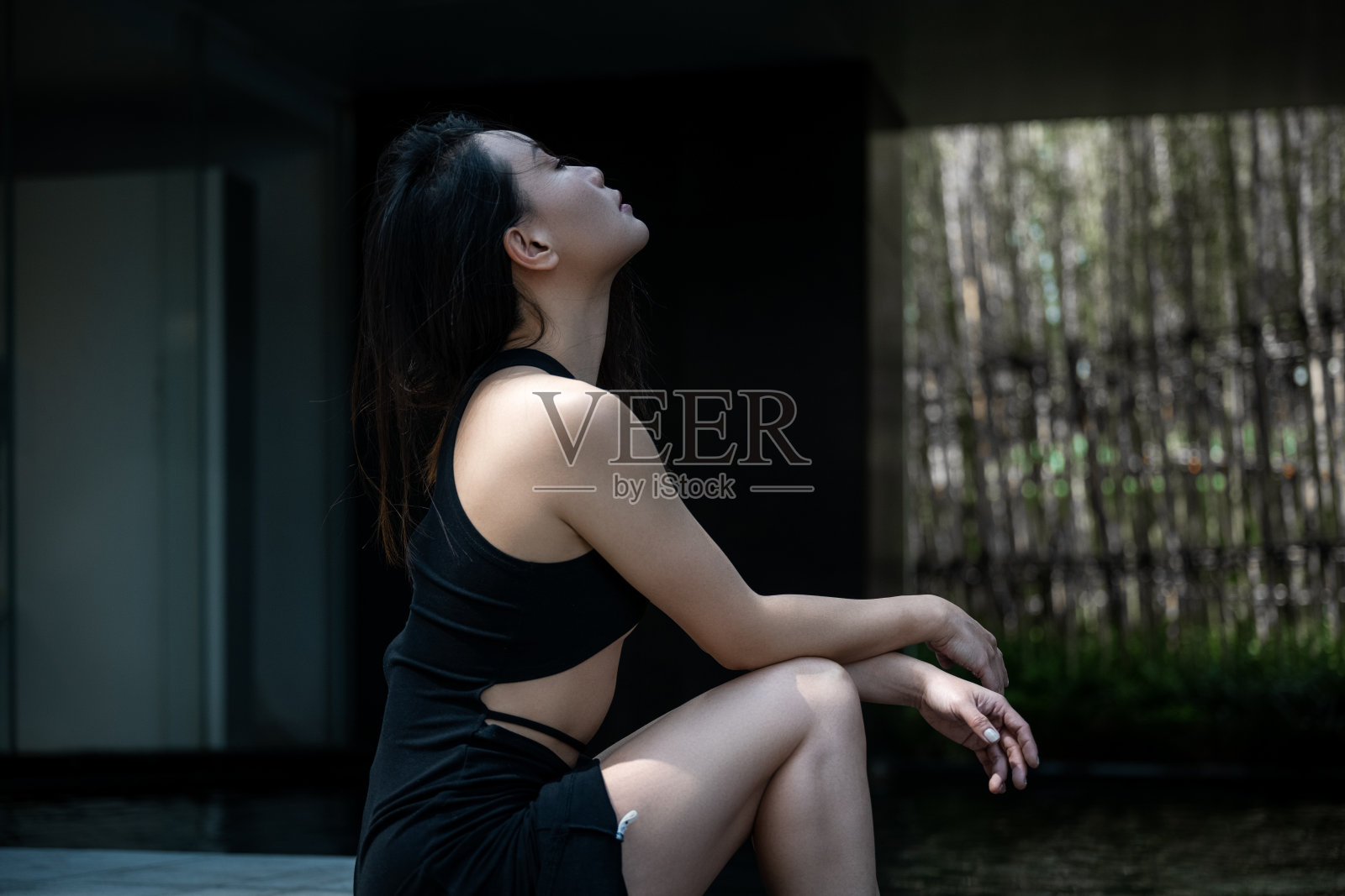 穿着黑色运动服的女人们在玩水照片摄影图片