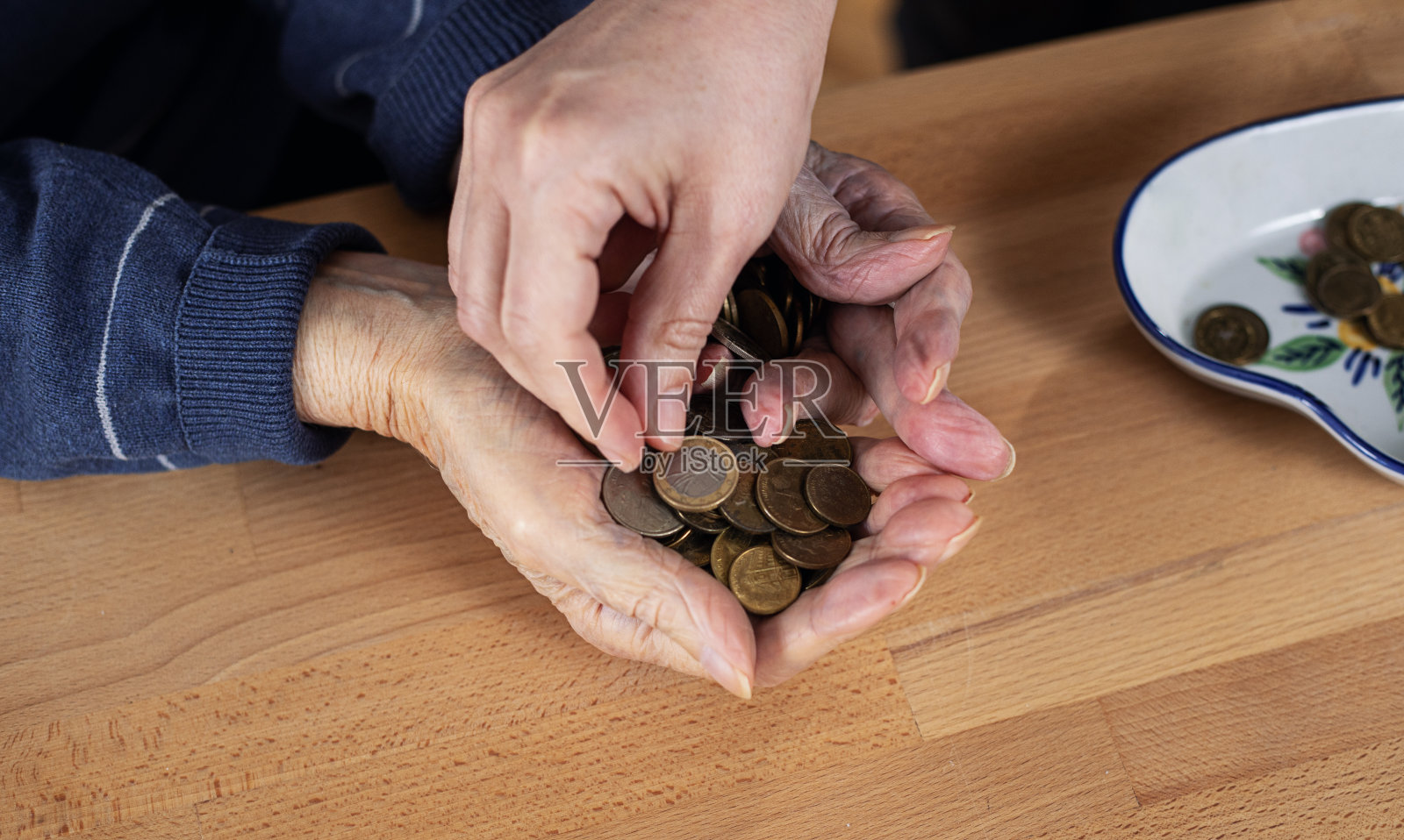 男人手里都是硬币照片摄影图片