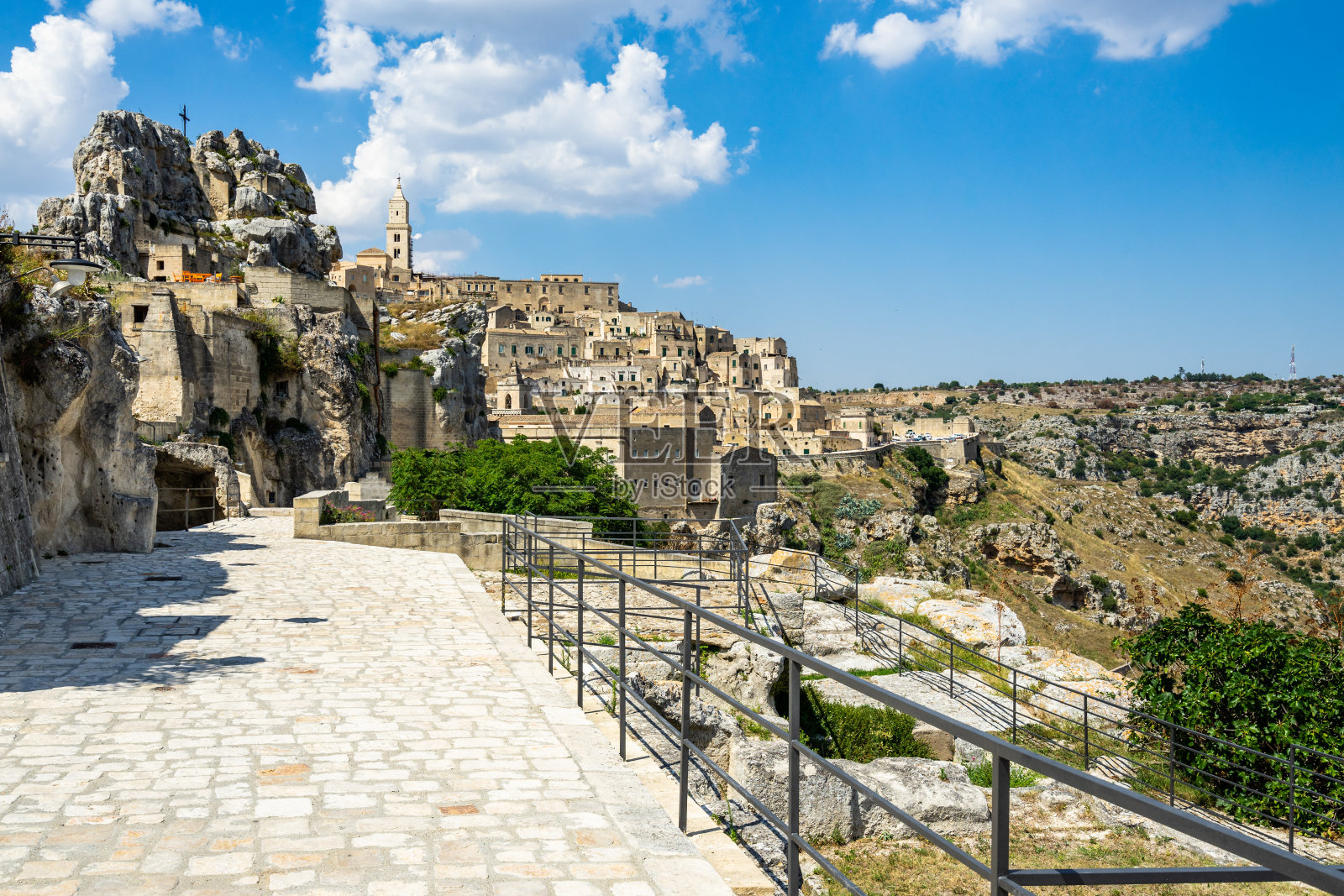 巴西利卡塔，Sassi di Matera历史区Gravina边缘的人行道照片摄影图片