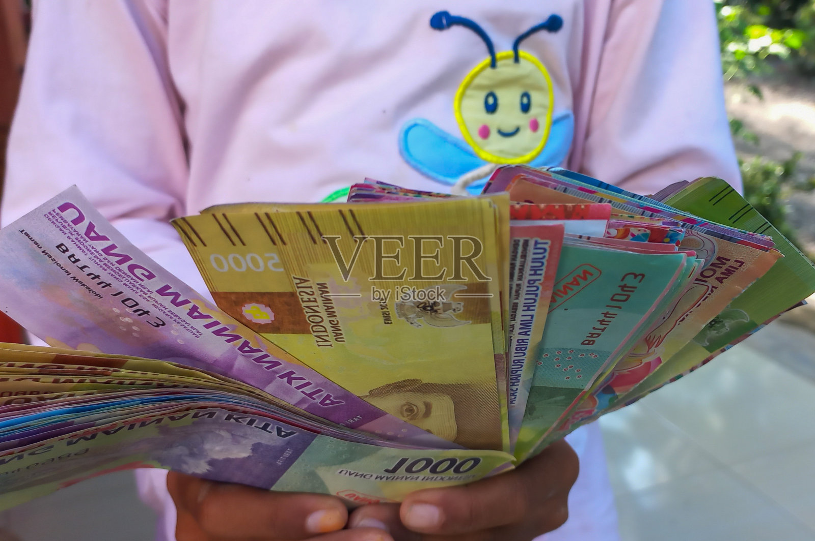 孩子的手展示纸币的特写镜头照片摄影图片