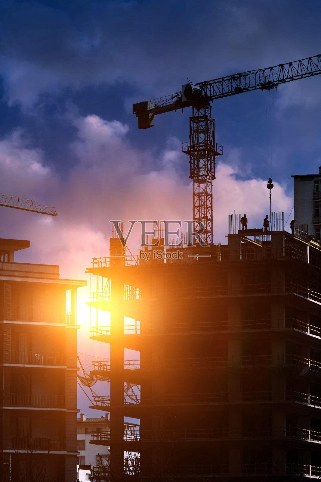 垂直摄影工人制作用于浇筑混凝土的钢筋绑带。照片摄影图片