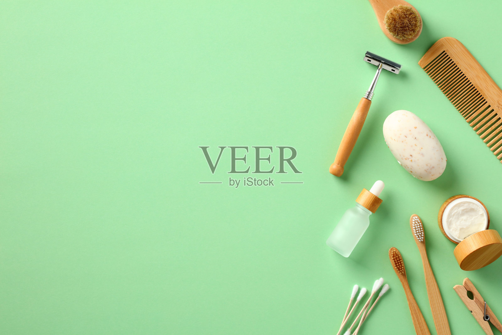 绿色背景的天然有机身体和面部护理化妆品和配件。SPA浴室美容产品。照片摄影图片