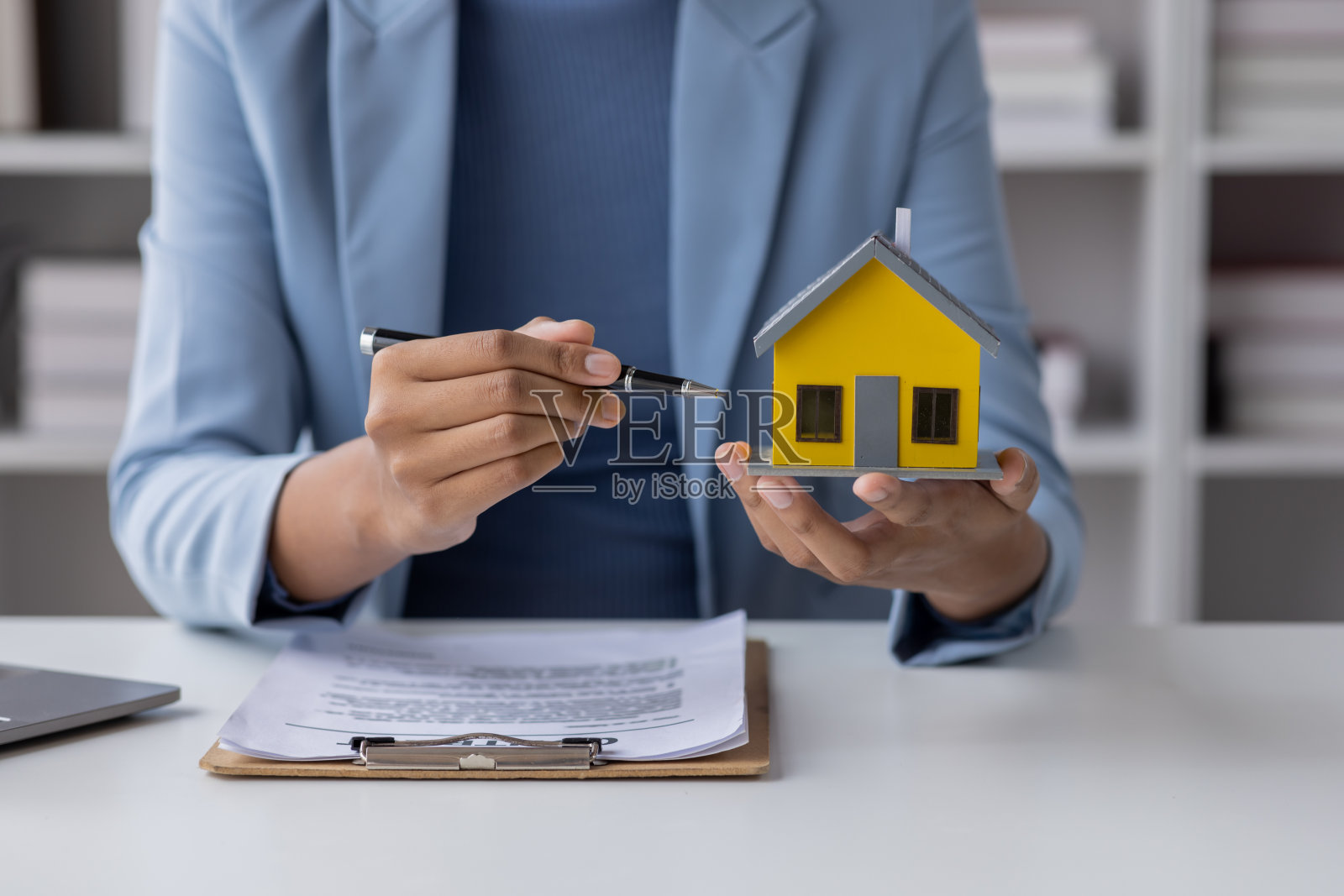 房地产经纪人代理向客户提出并咨询决策签署保险形式协议、买卖房屋模式、有关抵押贷款报价和房屋保险照片摄影图片