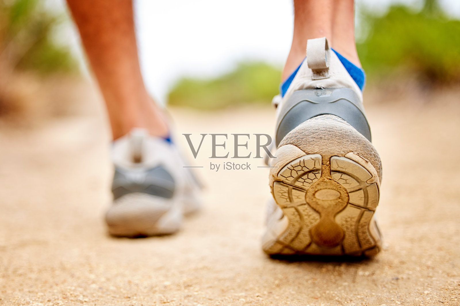 健身，鞋和运动的人走，跑和人训练的路径。背部特写的跑步者，脚和运动鞋在地面上锻炼，公园锻炼和户外徒步旅行，徒步旅行和健康照片摄影图片