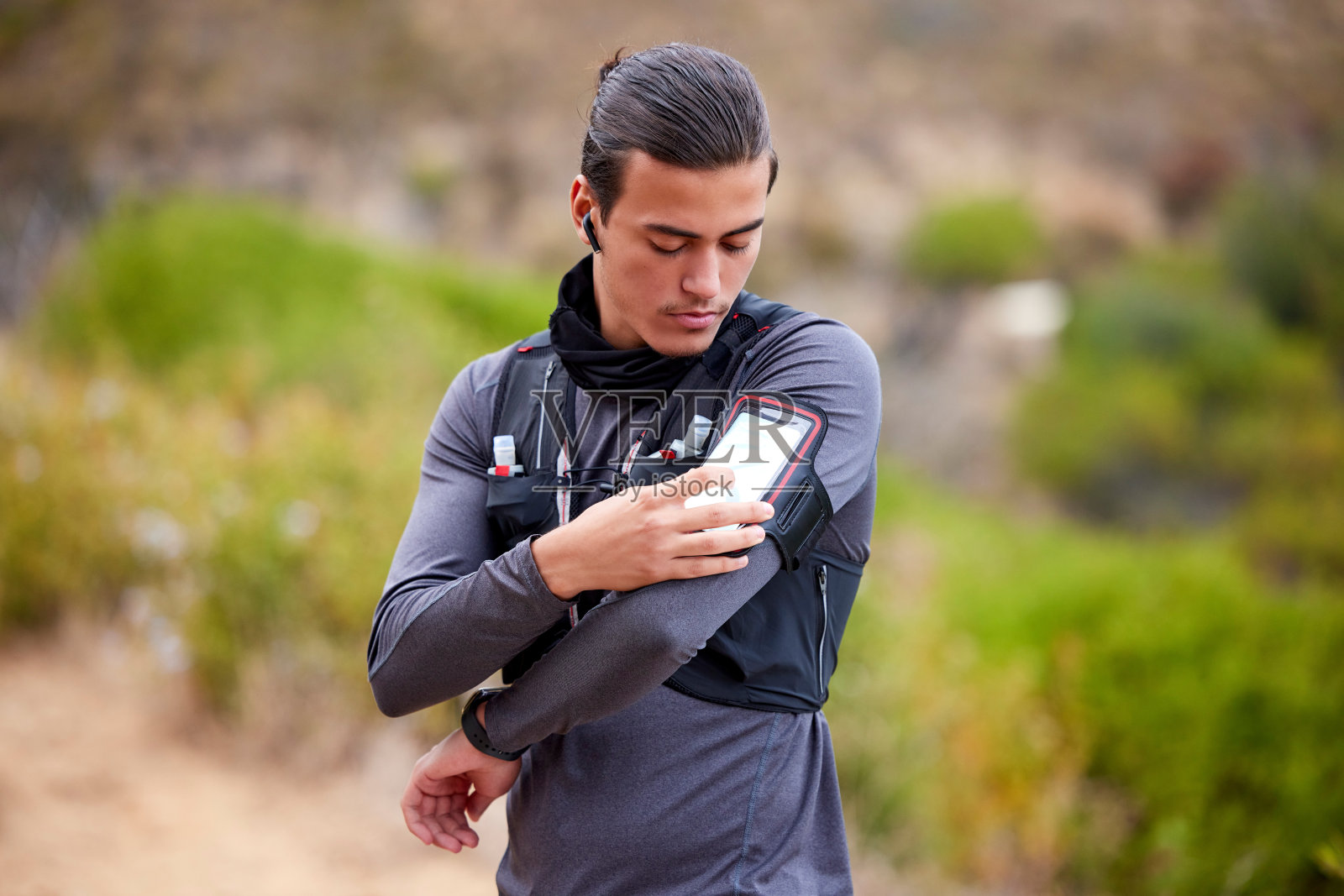 健身，智能手机和户外徒步旅行，在大自然中徒步旅行，锻炼和检查运动应用程序。健康，健康和身体训练模型，运动员使用技术，用5g在山上徒步旅行照片摄影图片