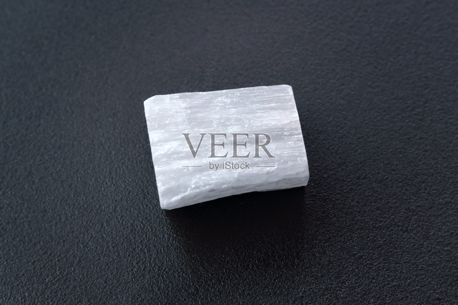 白色亚硒酸盐，各种矿物石膏，禅修石，黑色底色照片摄影图片