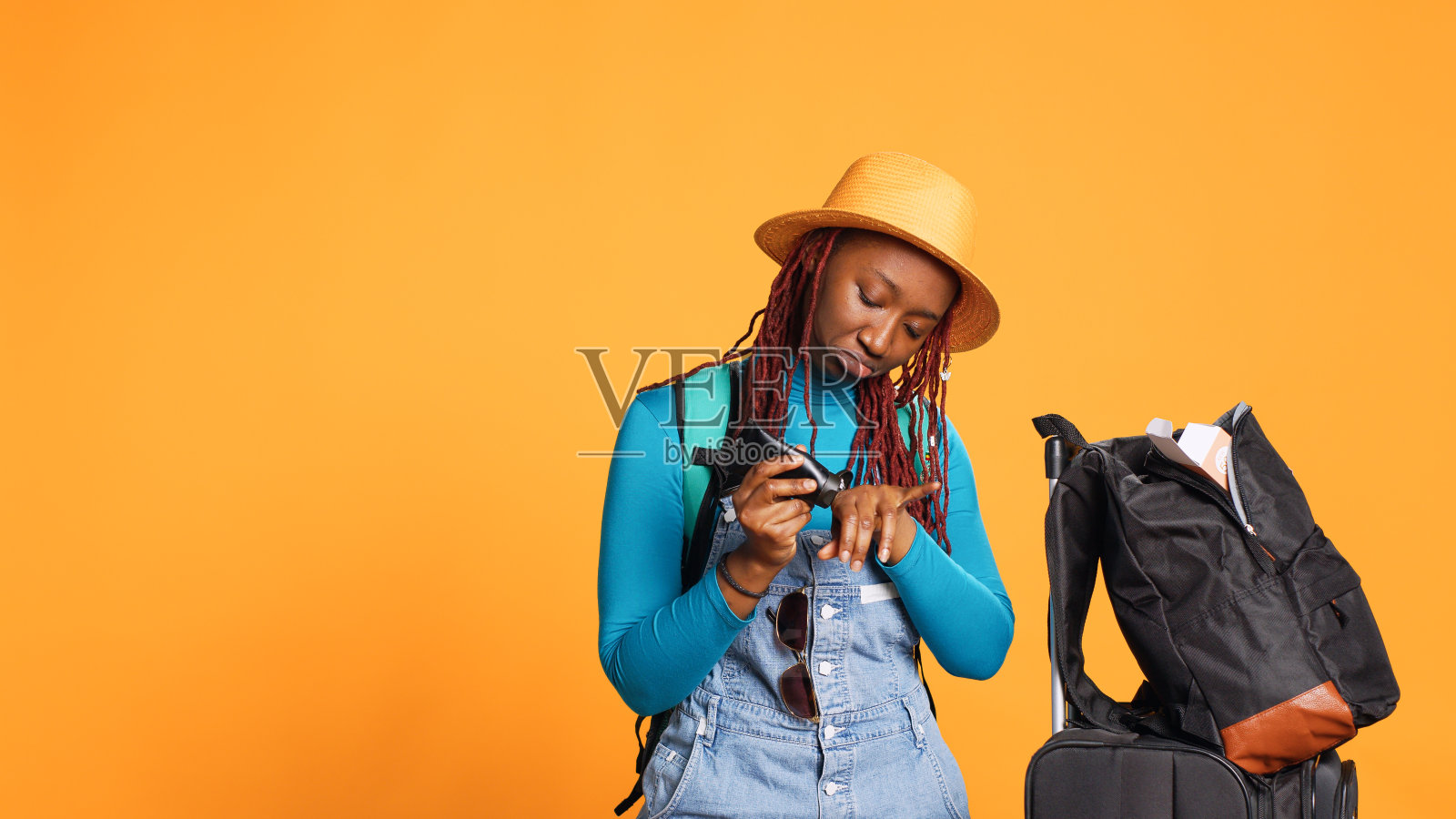 年轻人在皮肤上涂抹防晒霜照片摄影图片