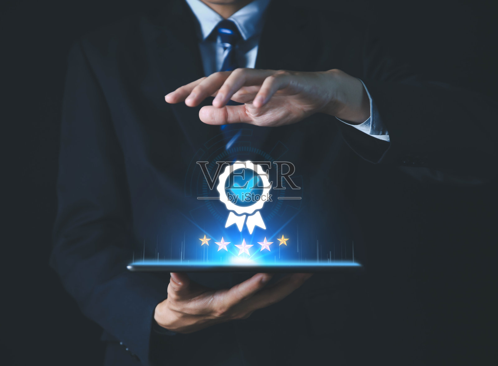 商人手里拿着牌子，上面写着支票和五星质量保证服务照片摄影图片