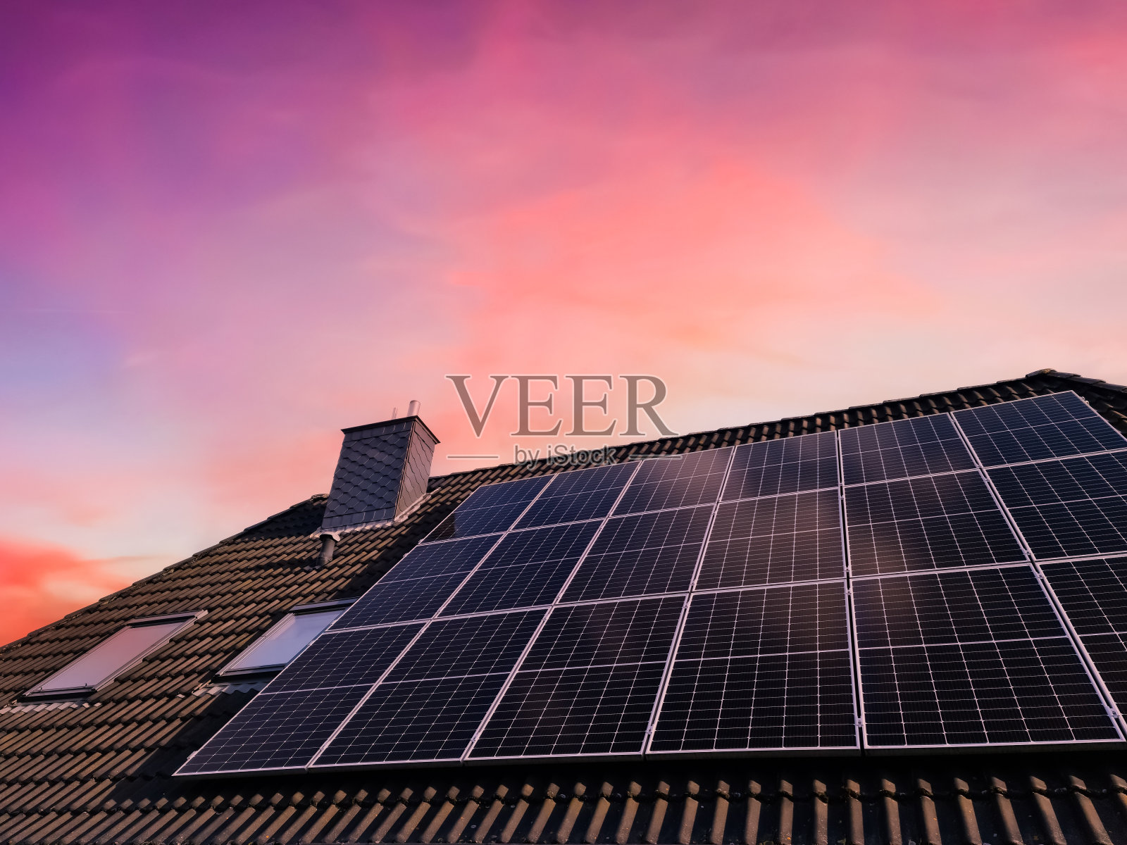 住宅屋顶上的太阳能电池板生产清洁能源照片摄影图片