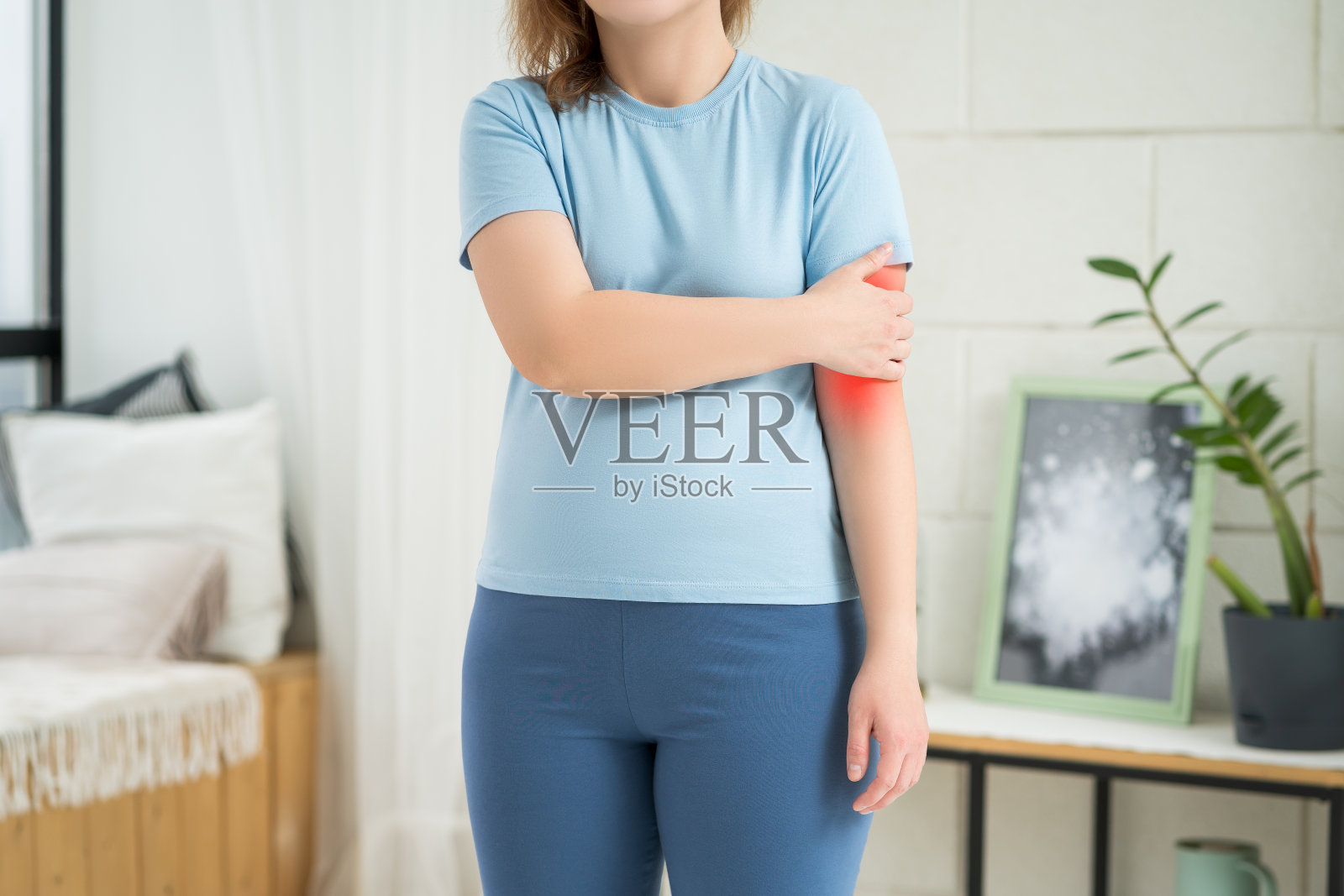 肘关节疾病，骨折和炎症，腕关节疼痛的人照片摄影图片