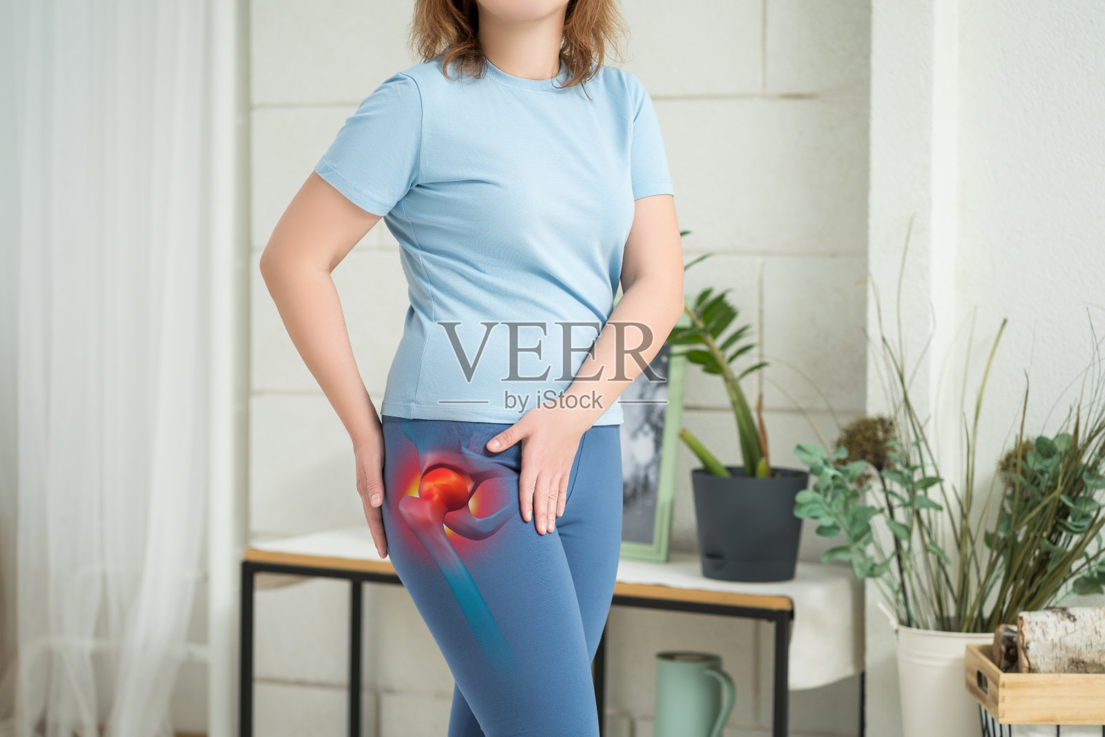 髋关节疼痛，女性在家患骨关节炎照片摄影图片