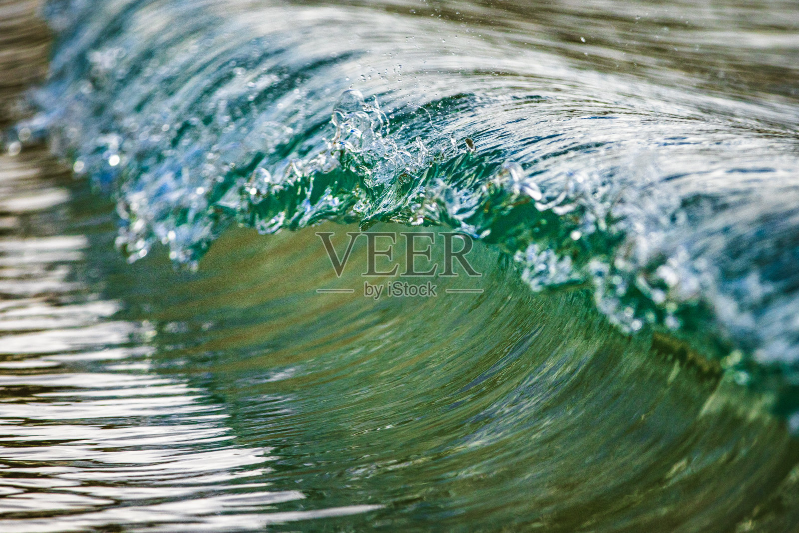 微缩的宏观海浪打破海岸线与惊人的细节照片摄影图片