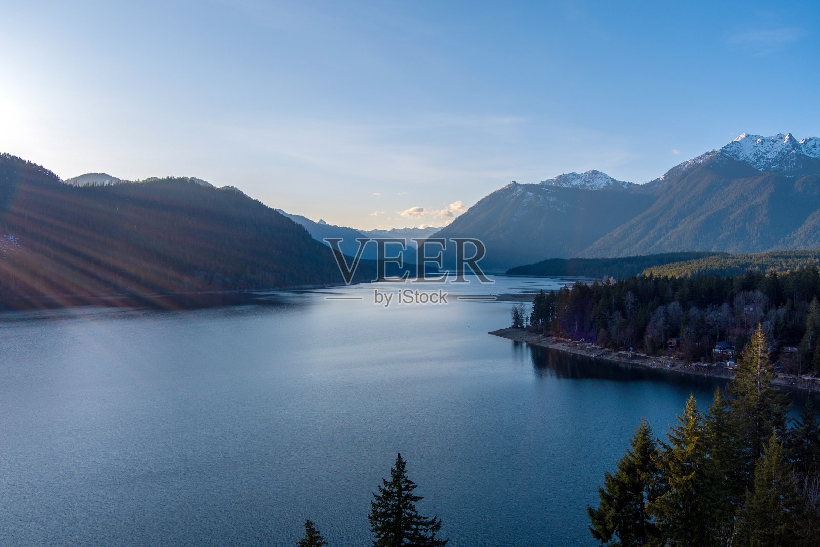 日落时分的库什曼湖照片摄影图片