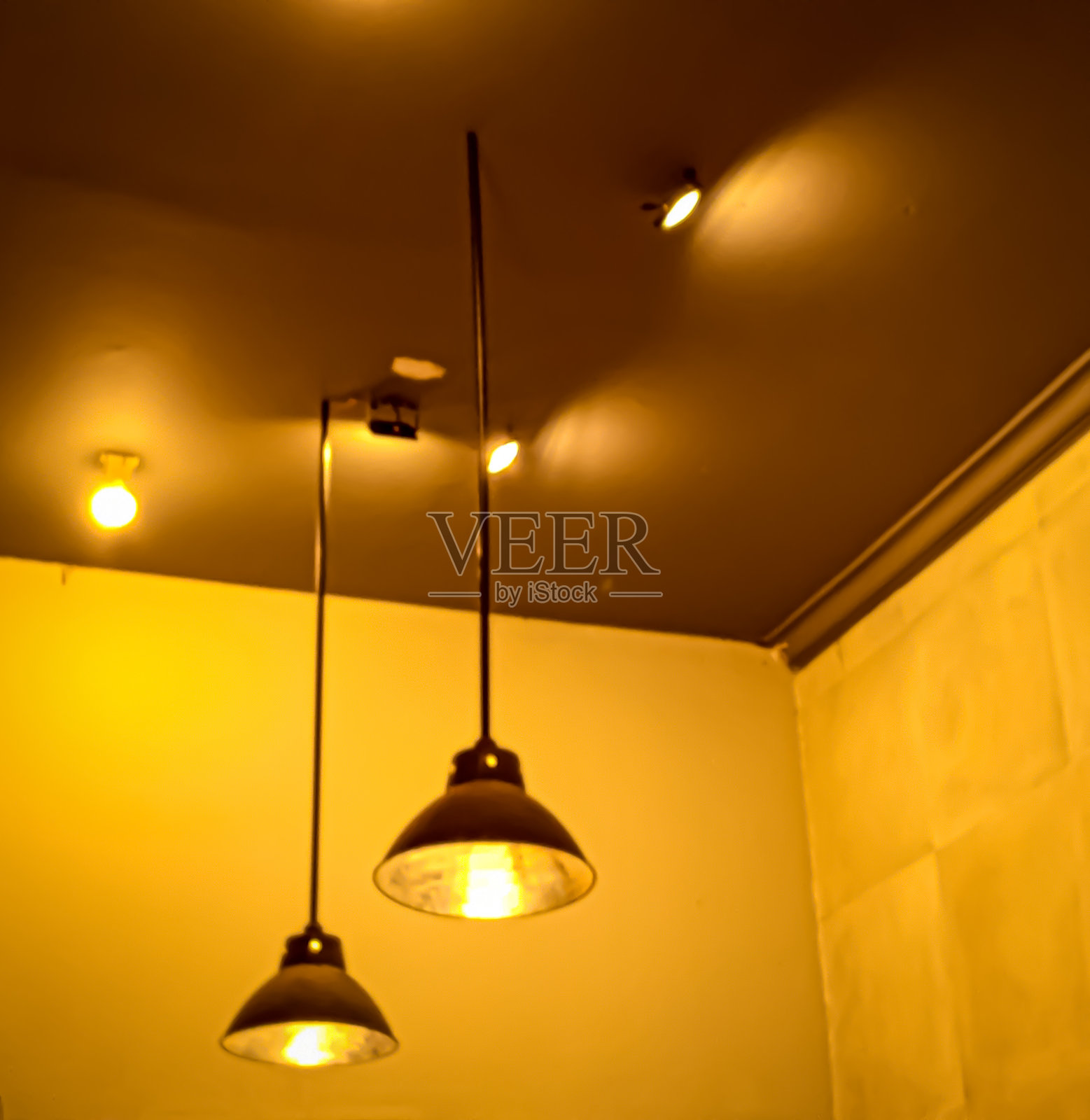 房间的角落里有一盏黄色的吊灯照片摄影图片