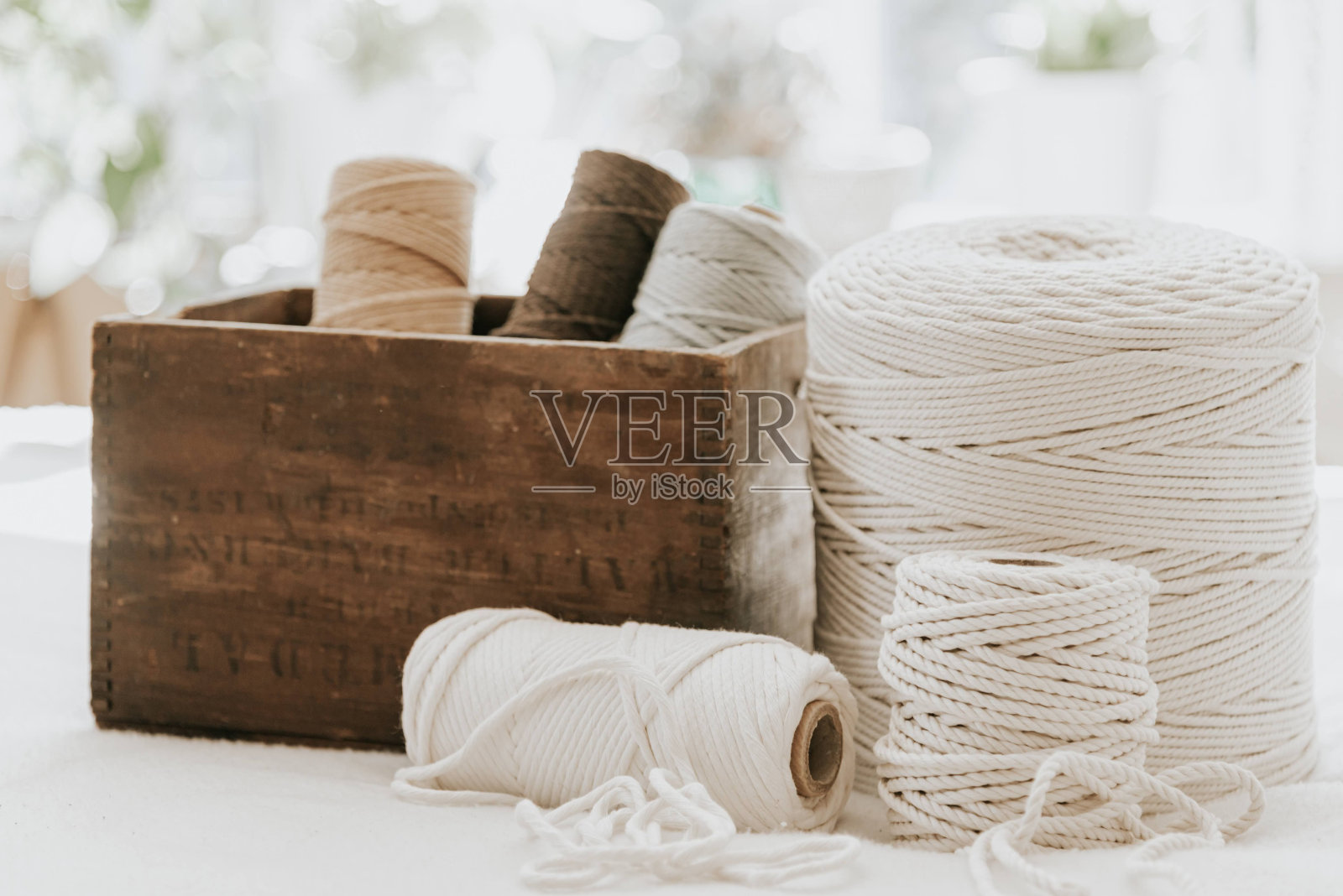 堆叠彩色线轴在一个木制盒子设置在白色背景照片摄影图片