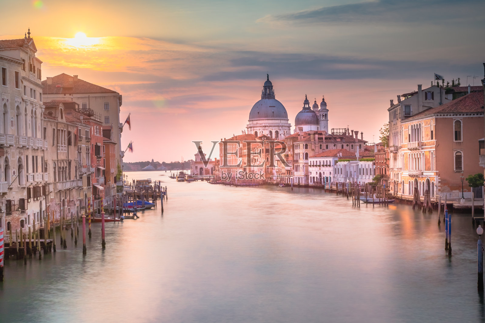 从威尼斯大运河上的学院桥上看日出，意大利照片摄影图片