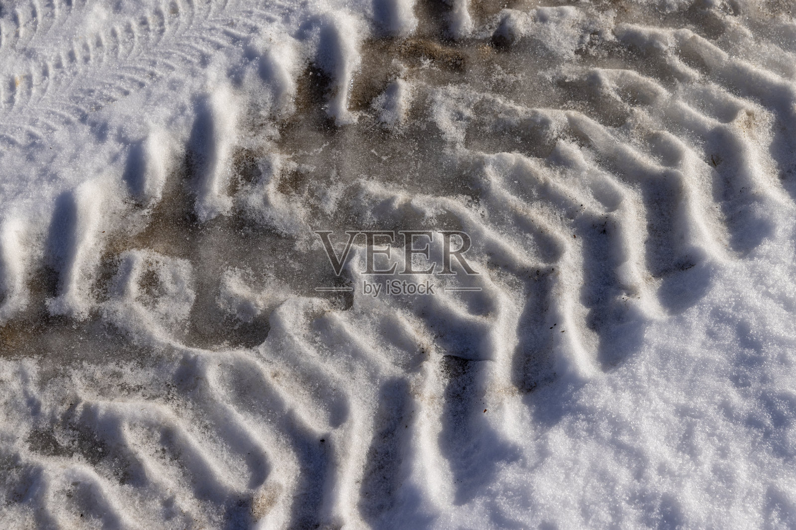 冬天寒冷的季节，汽车的危险道路照片摄影图片