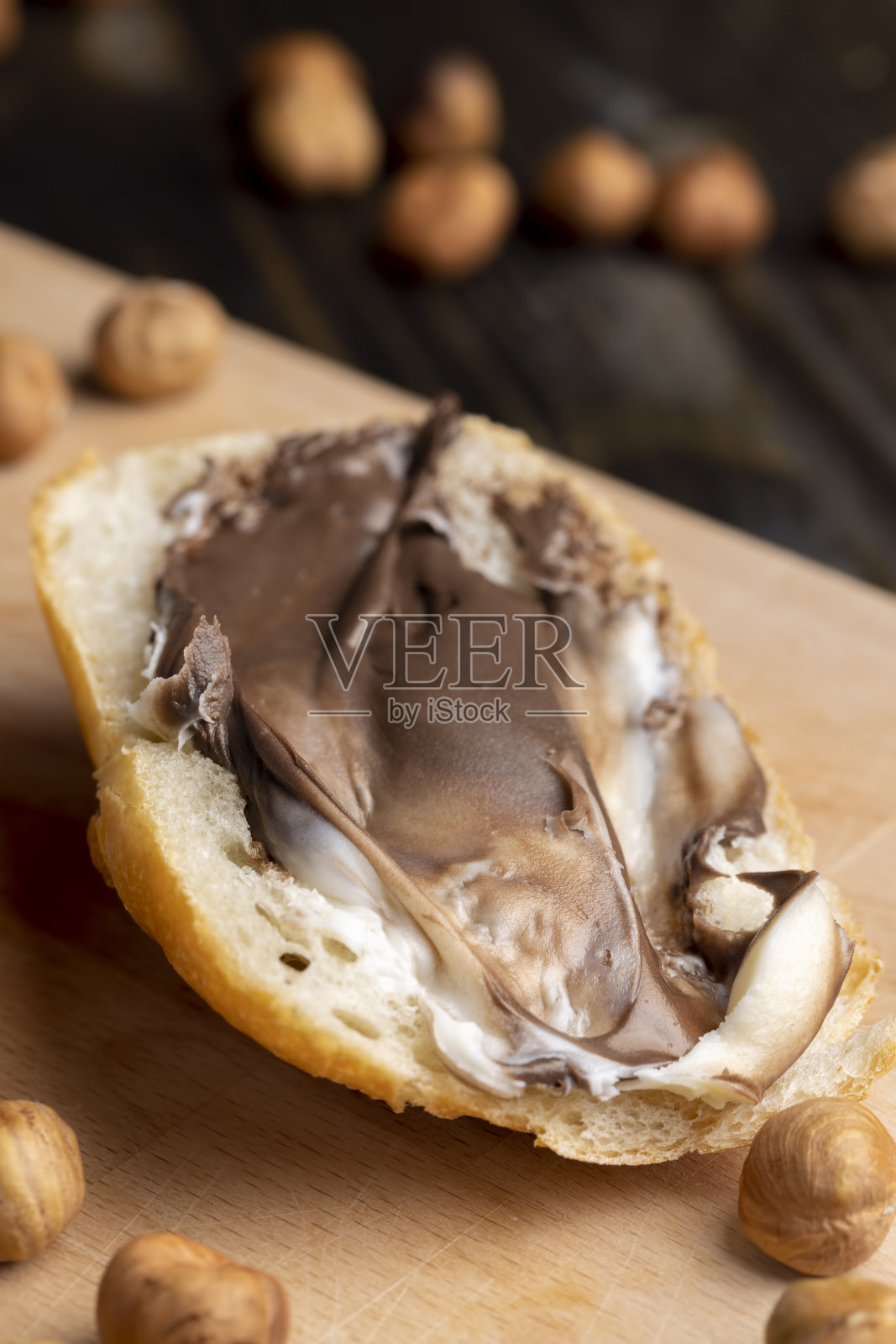 桌上放着涂有巧克力黄油的面包片照片摄影图片