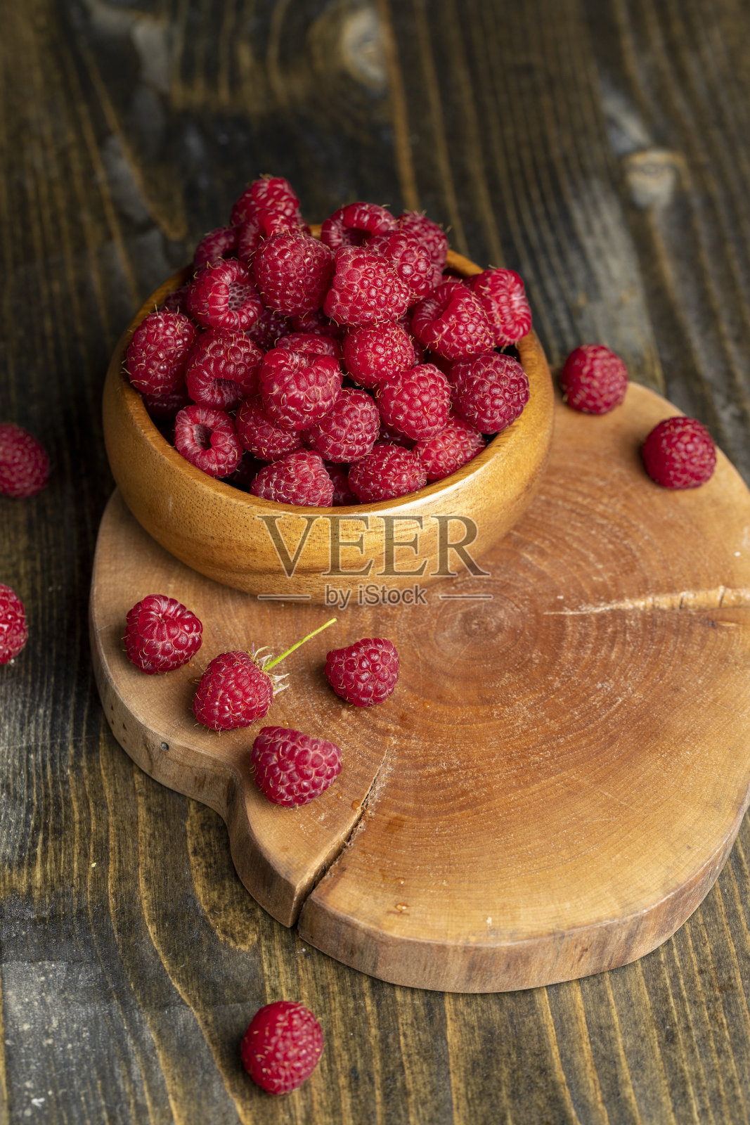 在厨房里收获红色成熟的覆盆子照片摄影图片