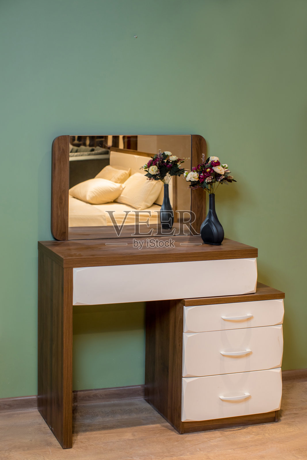 卧室家具的垂直镜头，镜子对着绿色的墙照片摄影图片