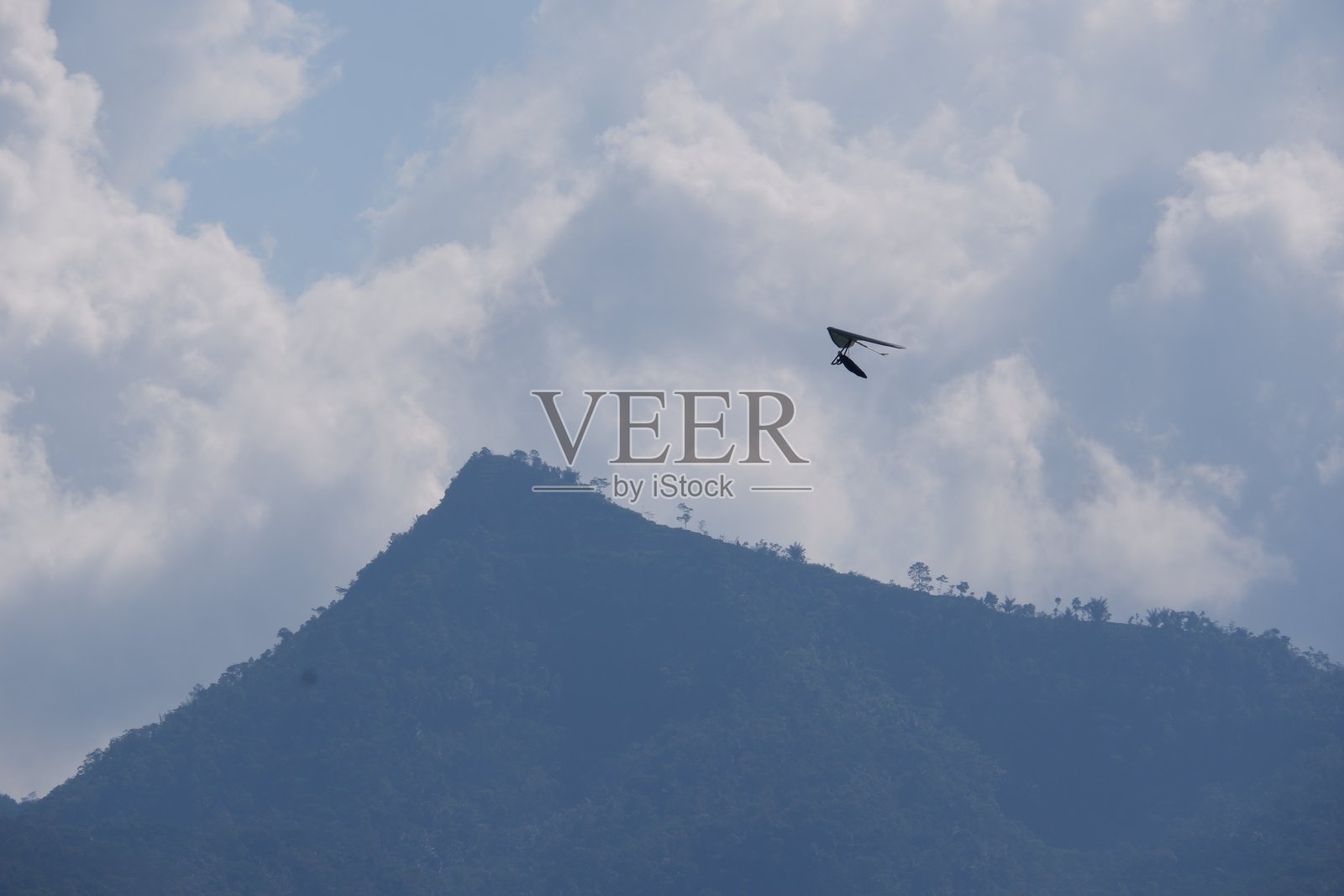 The marina beach area of ​​Semarang City is a place for recreation, fishing, and fishing boats照片摄影图片