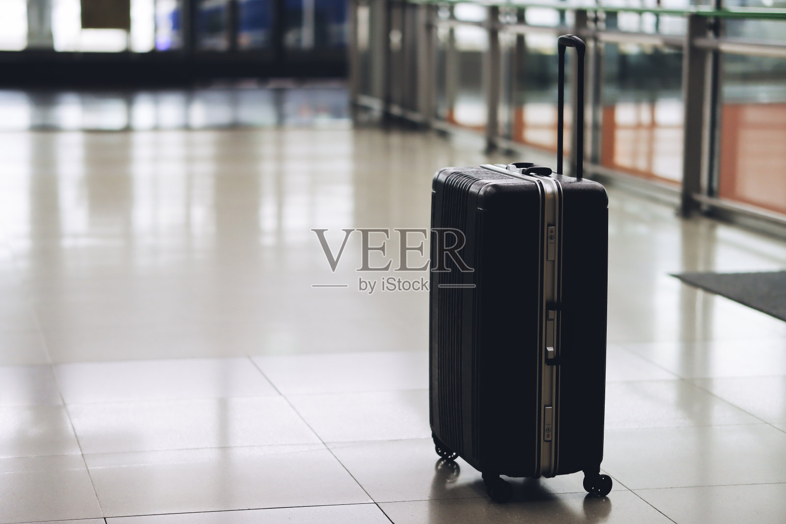 机场大厅和黑色提包照片摄影图片