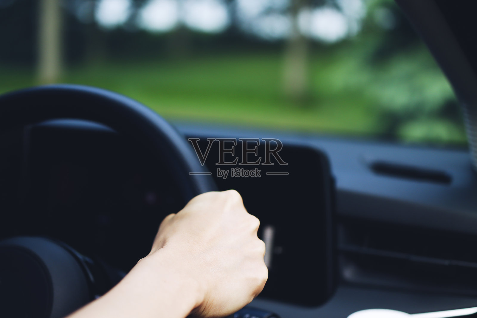 一个女人开车的手照片摄影图片