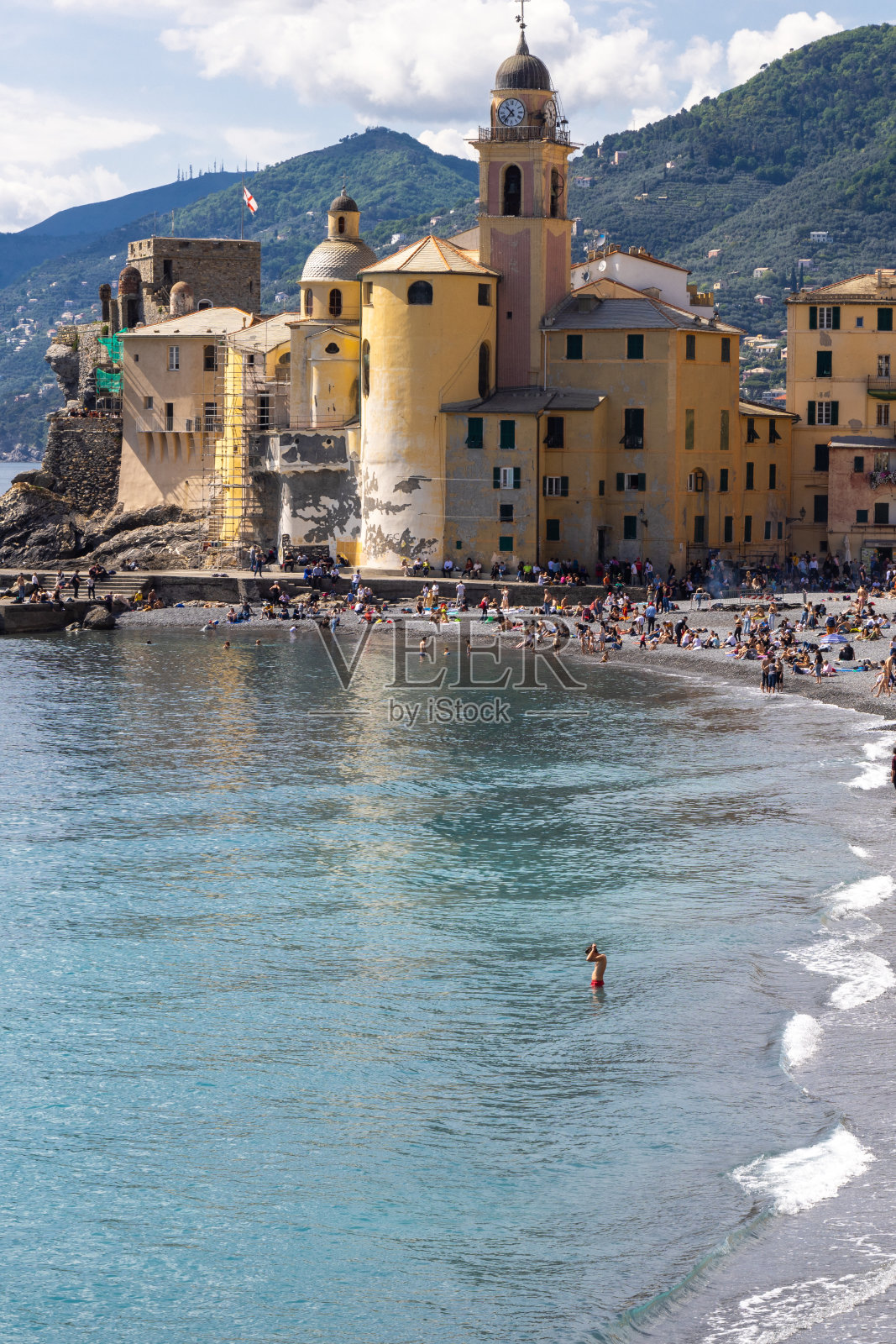 卡莫格利海岸和海滩的全景图。小渔村和度假村靠近波托菲诺半岛，在里维埃拉迪莱万特，热那亚利古里亚意大利，2022.05.07照片摄影图片