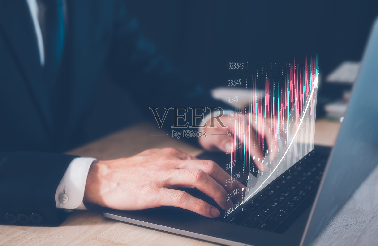 投资金融和储蓄的概念，商人在桌上工作与笔记本电脑和虚拟交易图表，业务增长和投资策略。股票市场交易，经济交易所照片摄影图片