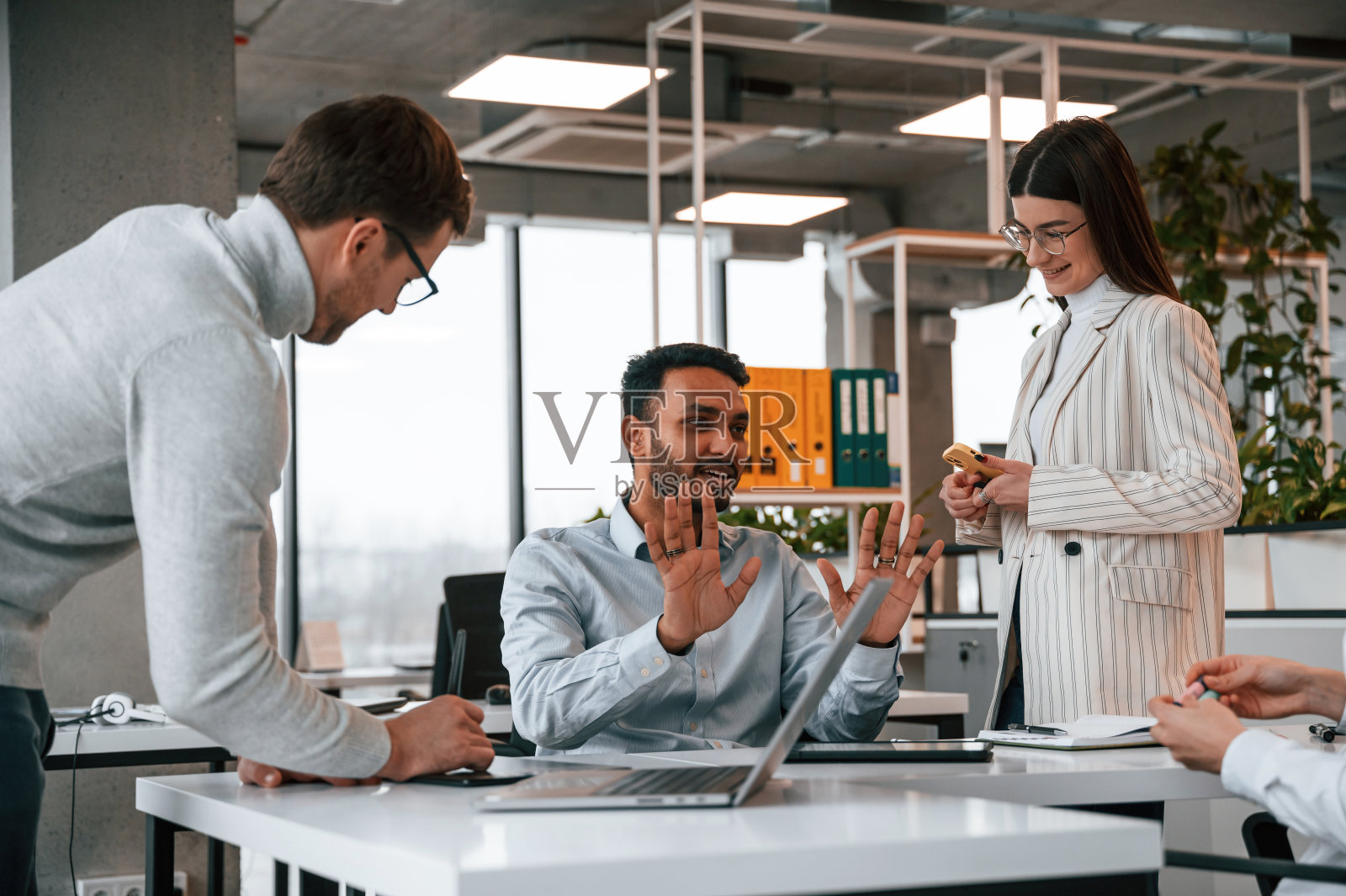 男人和女人一起在办公室工作照片摄影图片