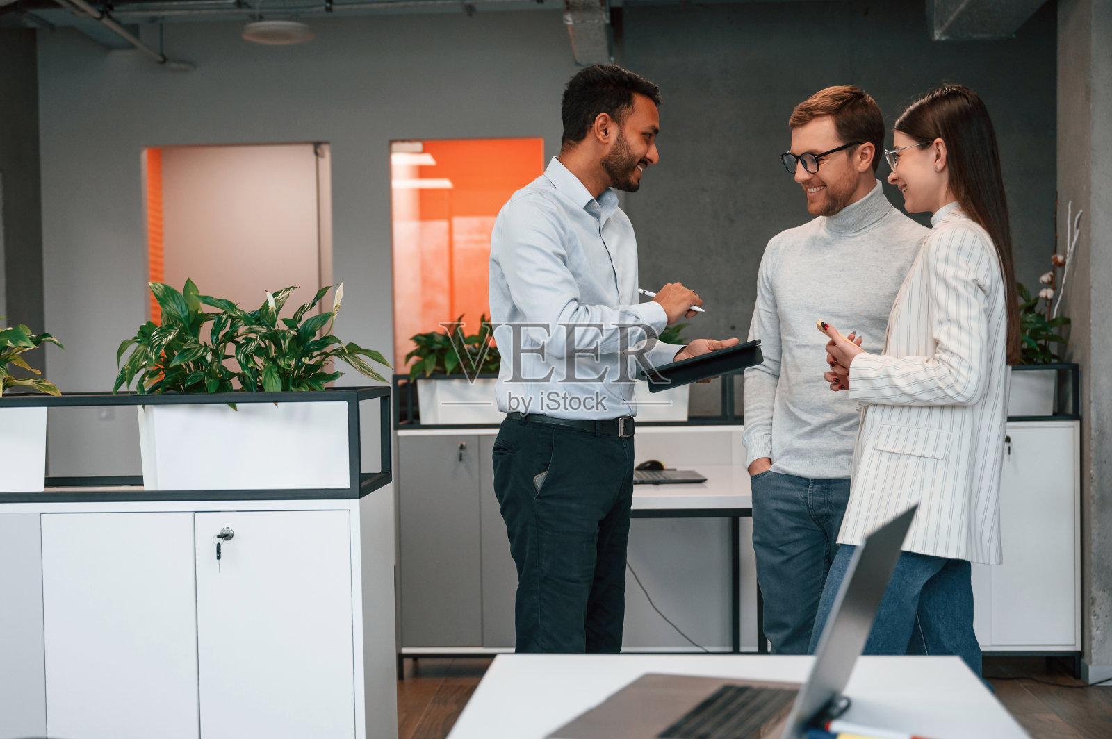 金融问题。一对情侣在办公室，接受经理的咨询照片摄影图片