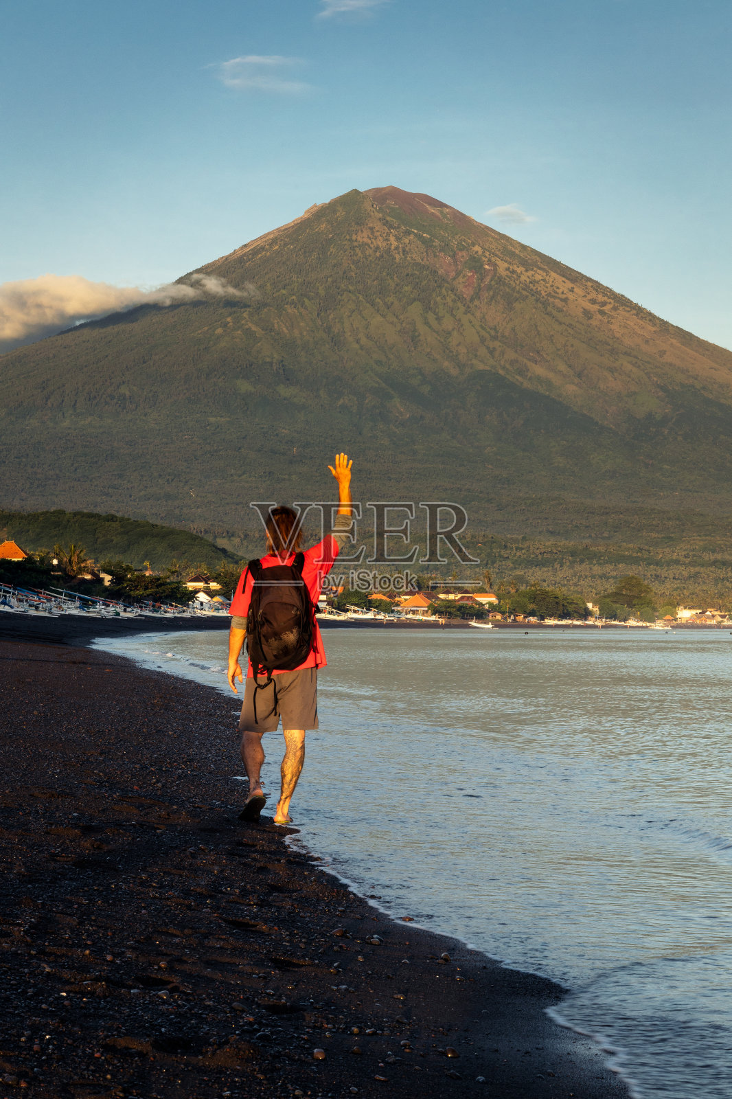 巴厘岛海滩上的男性游客照片摄影图片