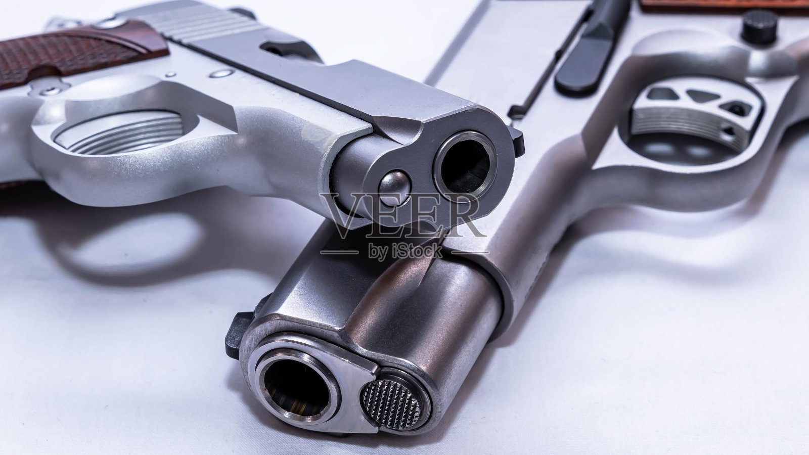 一对半自动手枪照片摄影图片