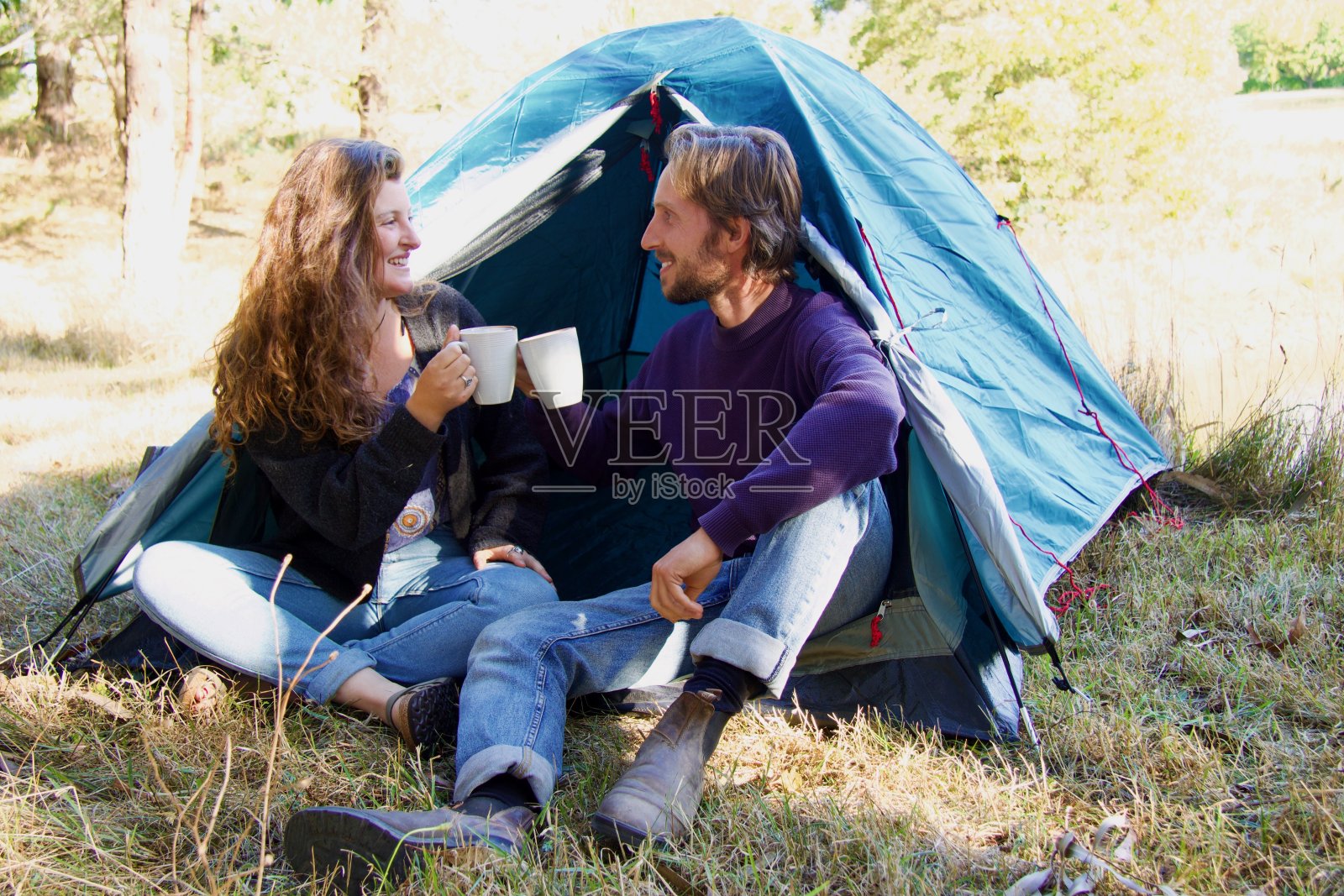 一对年轻夫妇坐在帐篷前照片摄影图片