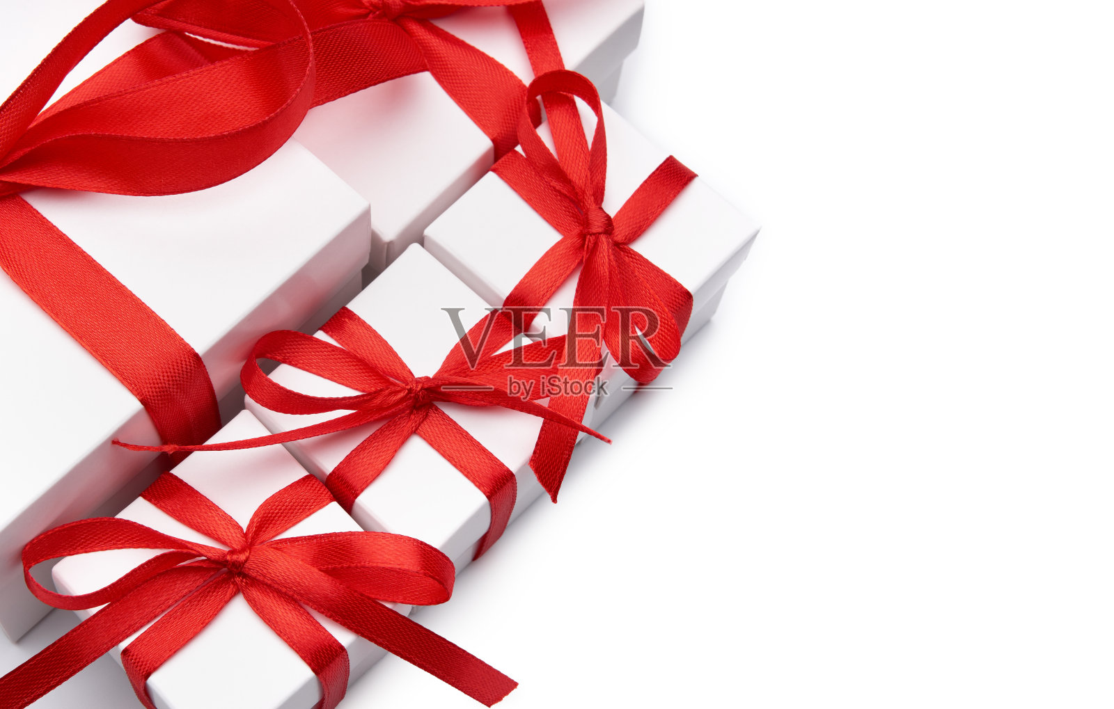 白色礼盒与红色丝带蝴蝶结照片摄影图片