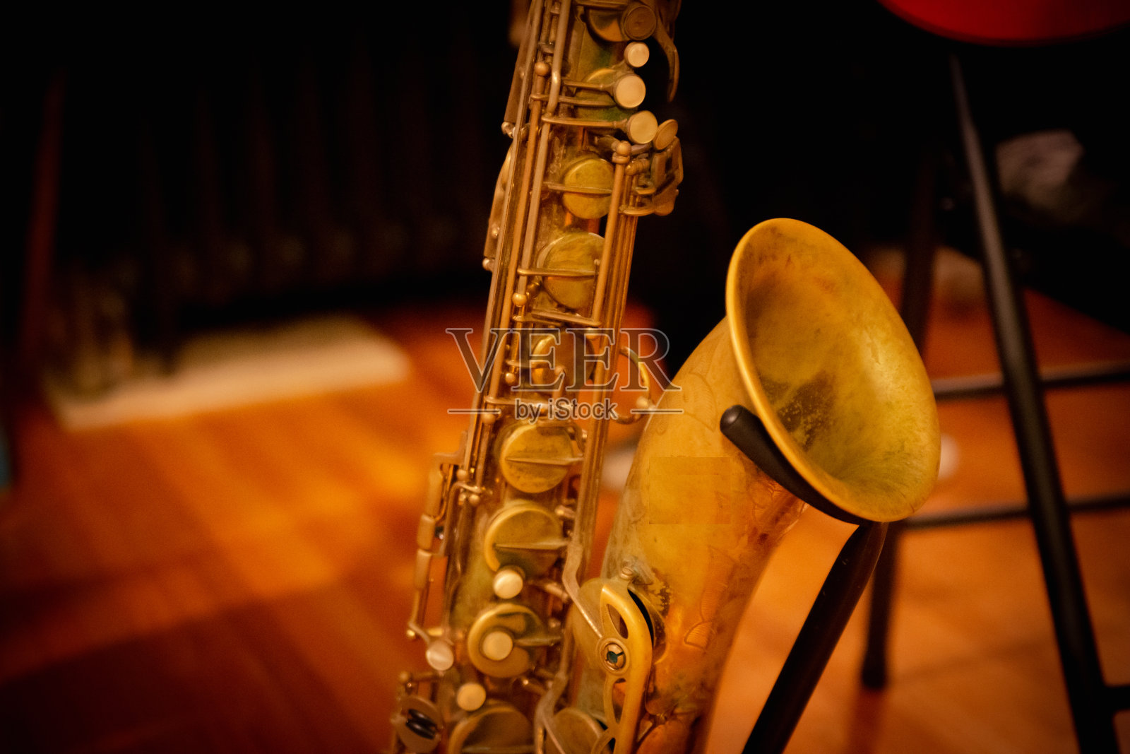 音乐家正在家庭音乐会上演奏萨克斯照片摄影图片