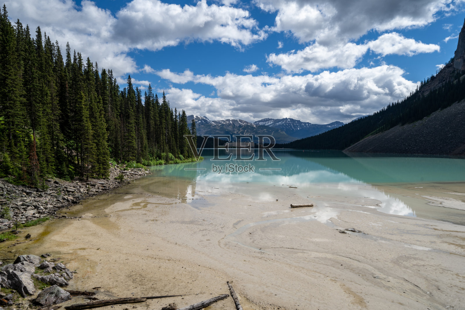 夏天在班夫国家公园的路易斯湖照片摄影图片